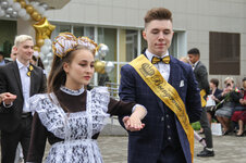 1646886704_44-klublady-ru-p-obraz-vipusknoi-v-shkole-foto-49.jpg