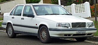 1994-1997_Volvo_850_SE_2.5_sedan_(2011-01-13)_01.jpg
